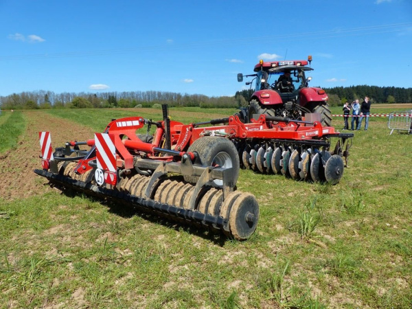 Тяжелая прицепная X-образная дисковая борона COMPACT+ Quivogne