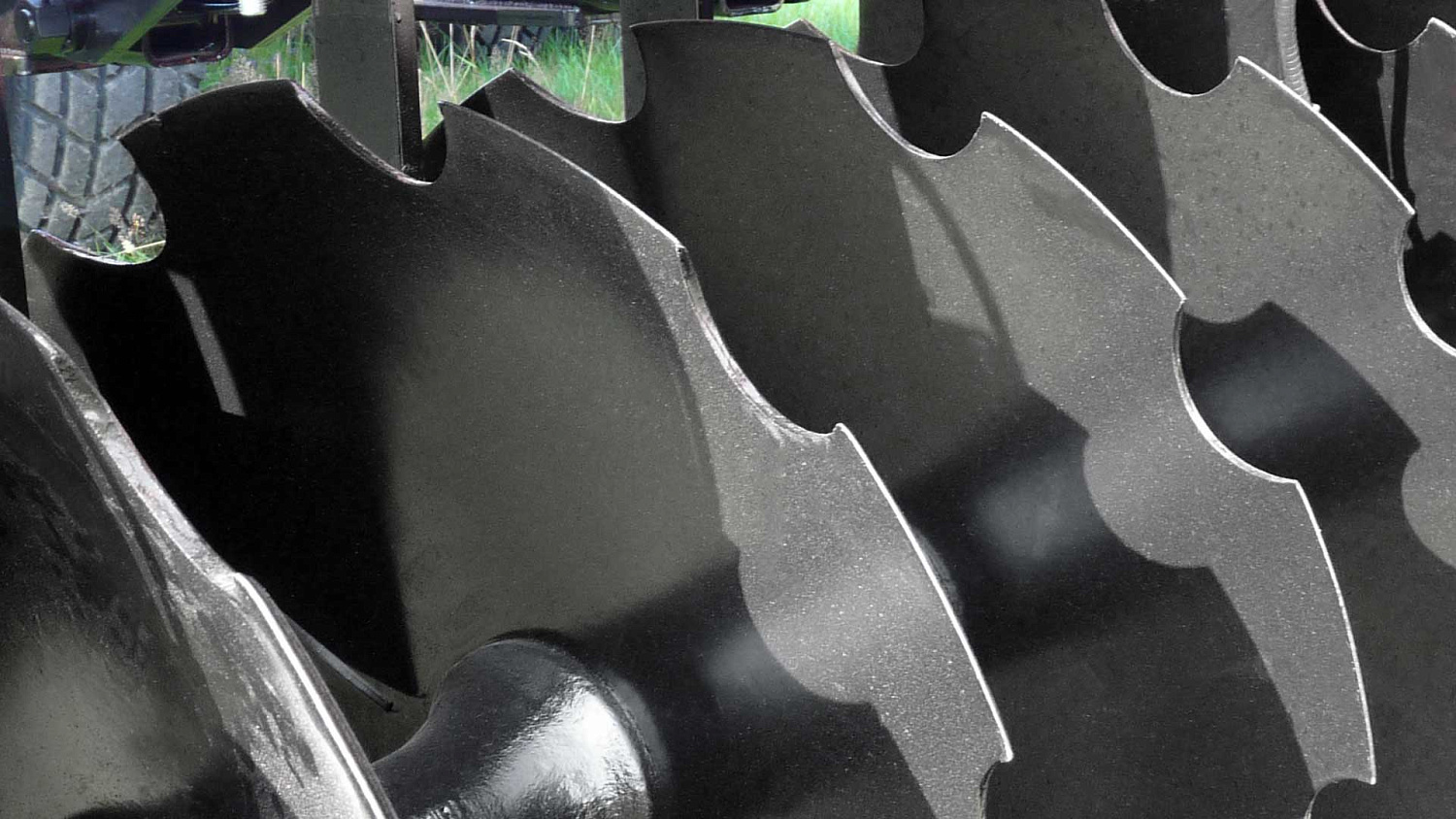 Тяжелая X-образная дисколаповая борона c гидравлически складываемой рамой TINEMASTER Quivogne